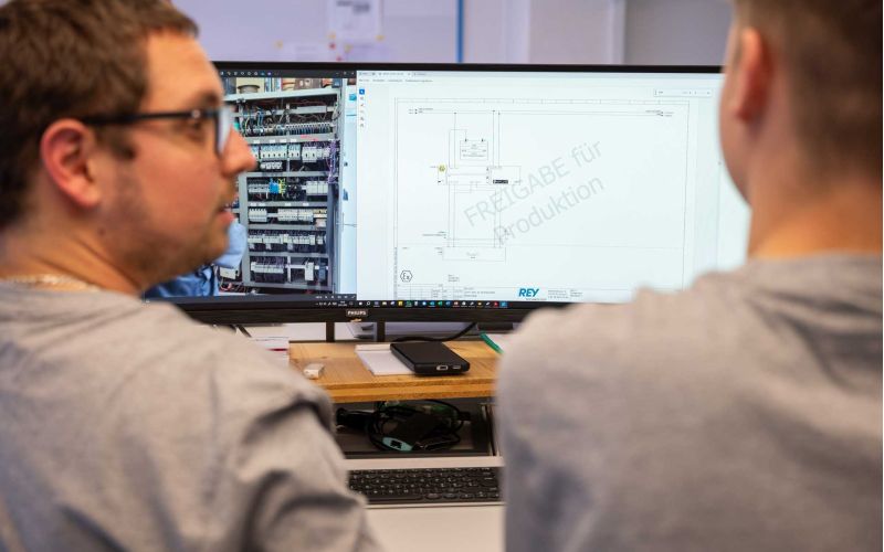 Zwei Elektriker planen Projekt am Bildschirm